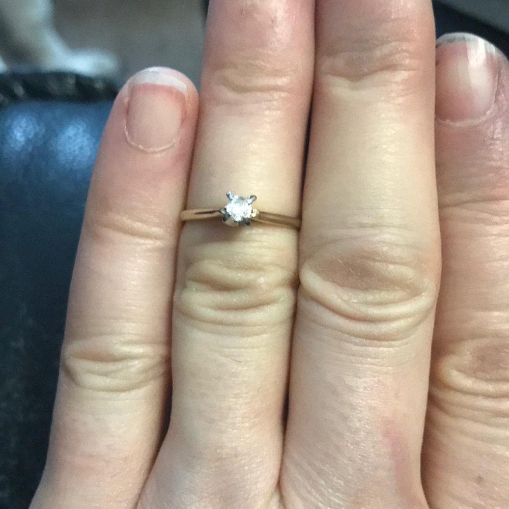 Elegant Gold and Diamond Solitaire Ring 10K